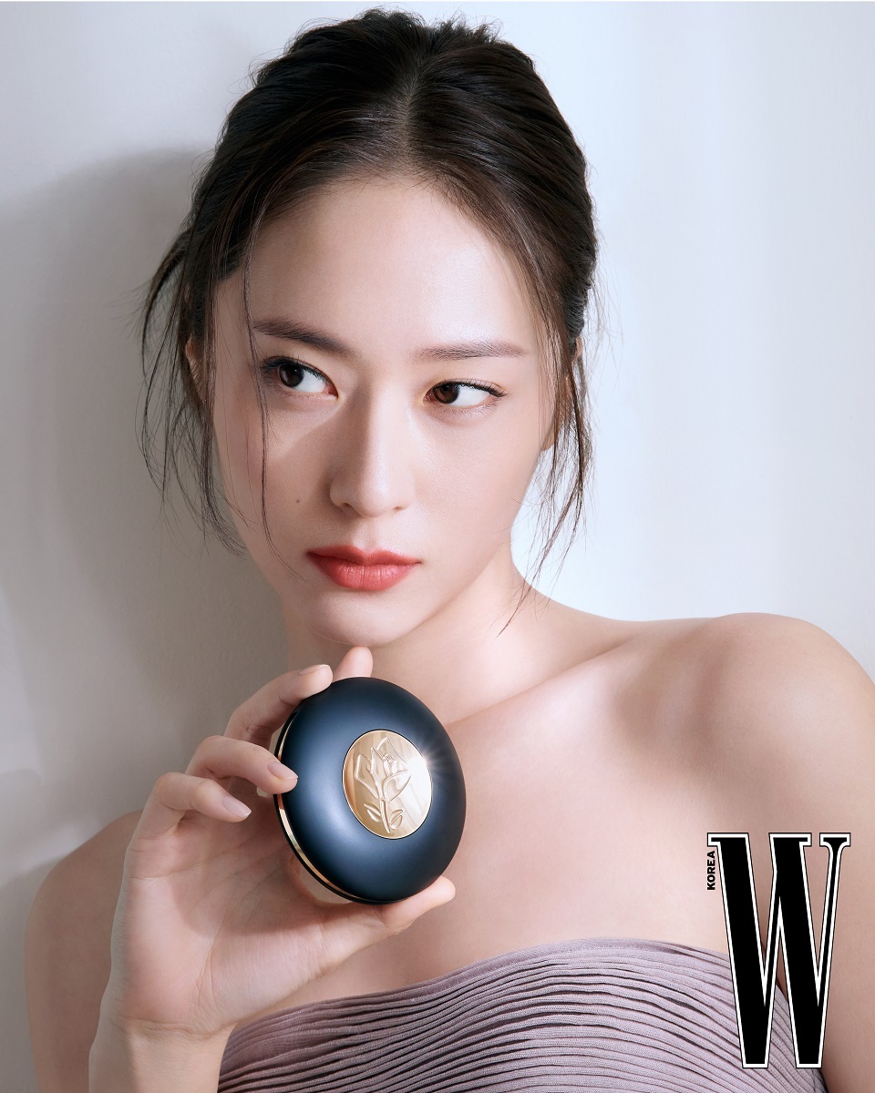 크리스탈, 매혹적 포즈로 압도…우아한 어깨 라인 [N화보]