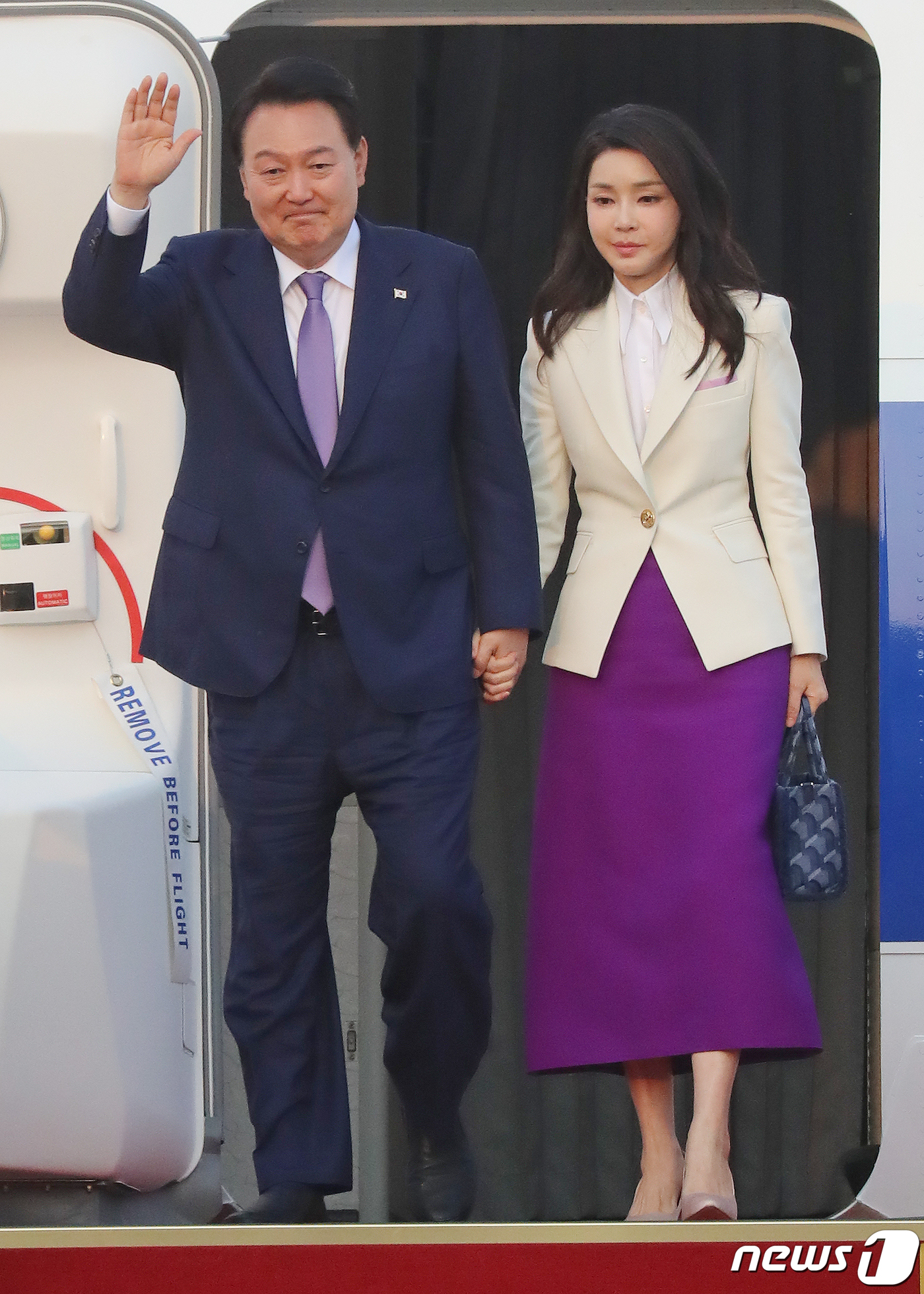 손인사하며 공군1호기 내리는 윤석열 대통령과 김건희 여사