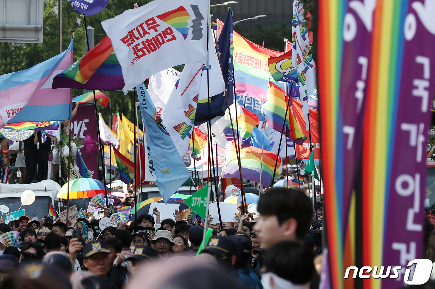 [뉴스1 PICK]'서울광장 불허' 아스팔트 위에서 열린 퀴어축제…곳곳 반대 집회도
