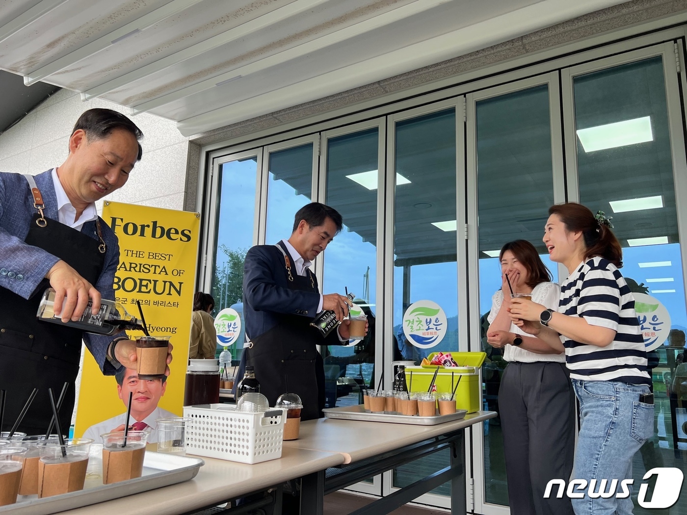 군수 어려워할 이유 없다…직원들에게 커피 타주는 최재형 보은군수