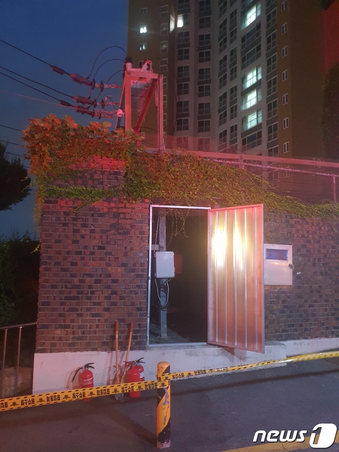 폭염에 에어컨도 못 켜…광주 남구 아파트 정전, 복구 8시간 예상