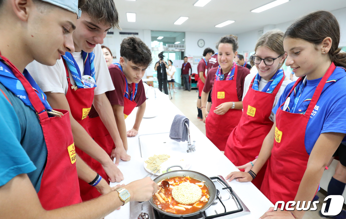 K-푸드, 떡볶이 만들기에 빠진 잼버리 대원들