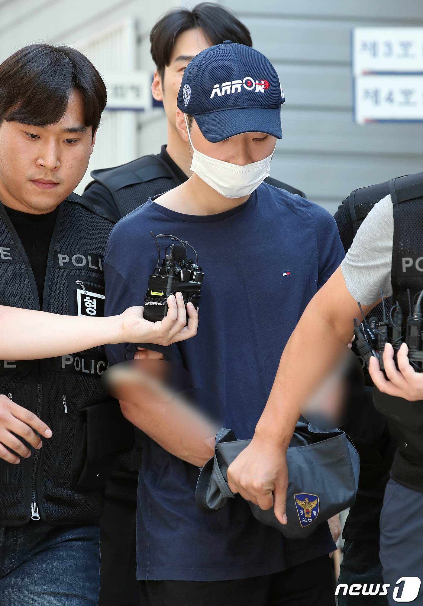 영장실질심사 출석하는 '서현역 묻지마 흉기난동' 피의자