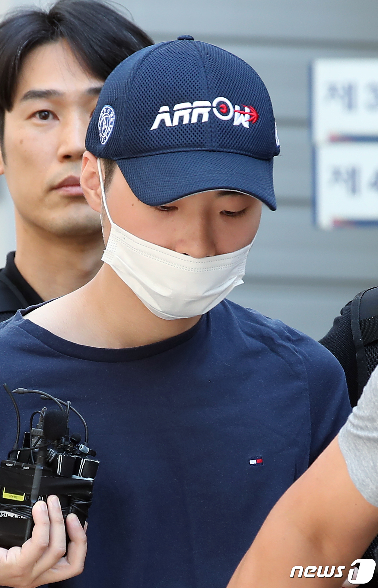'서현역 묻지마 흉기난동' 사건 피의자, 법원 도착해 영장실질심사 출석