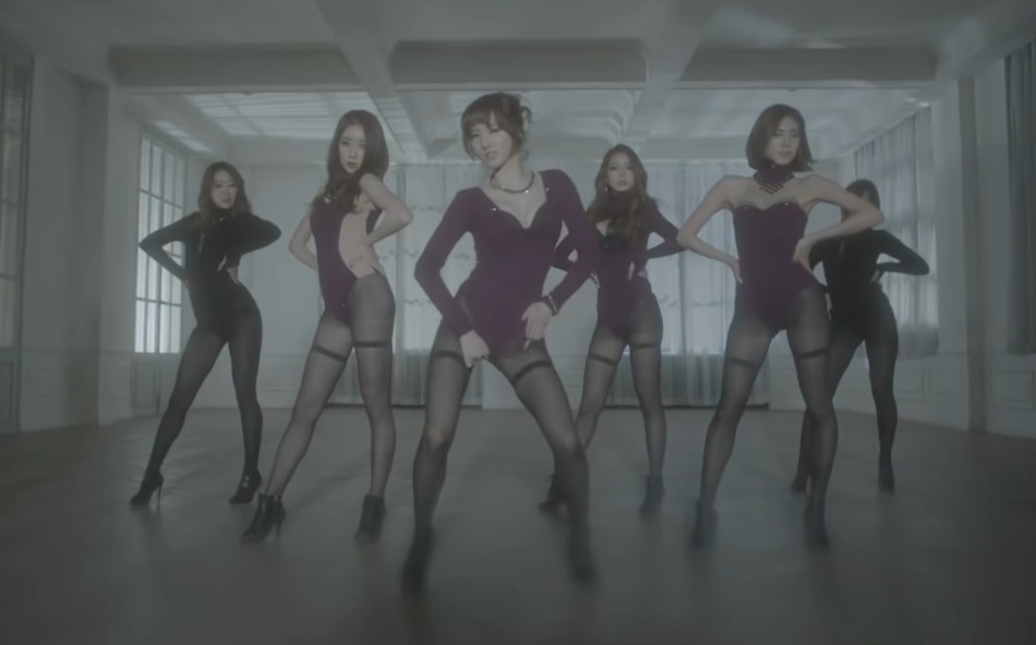 속옷 차림 가슴골에 우유…스텔라 전율 너무 어려, 야한 줄 몰랐다