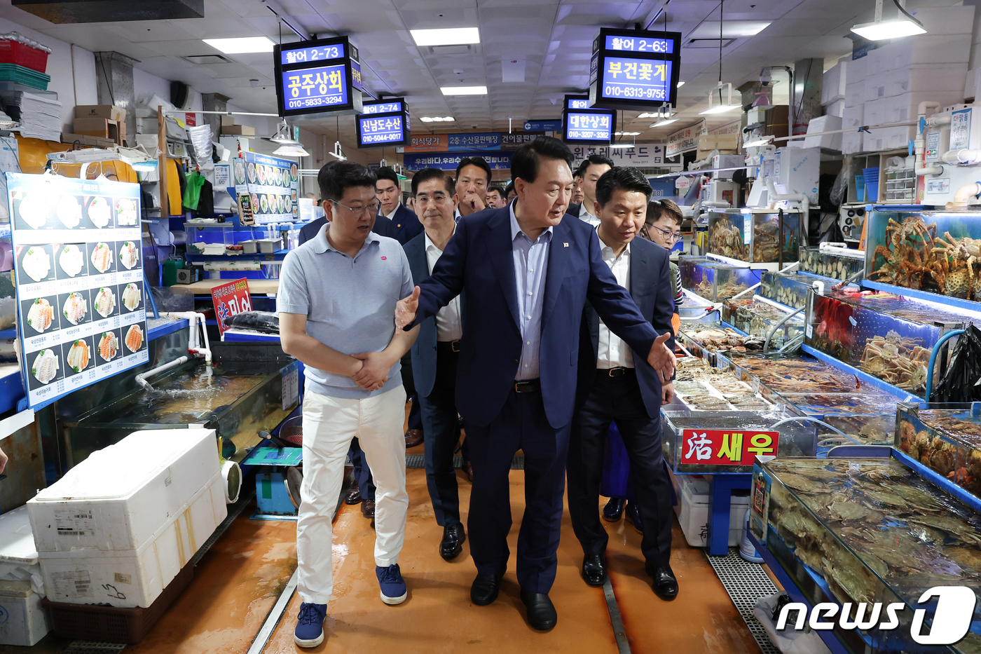 수산시장 찾은 윤석열 대통령