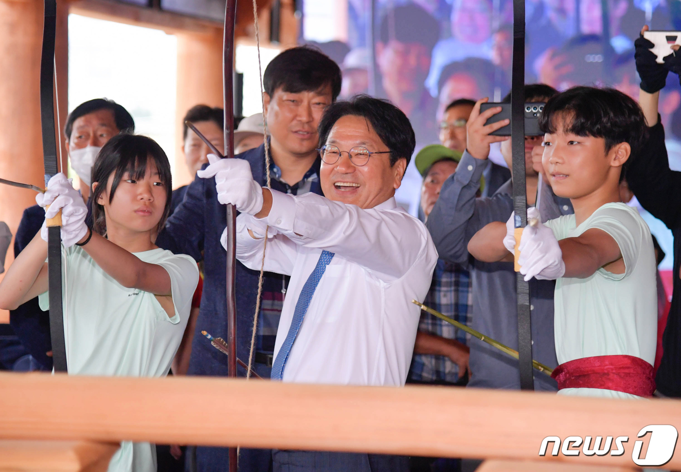 강기정 광주시장 희경루 준공 희망 활쏘기