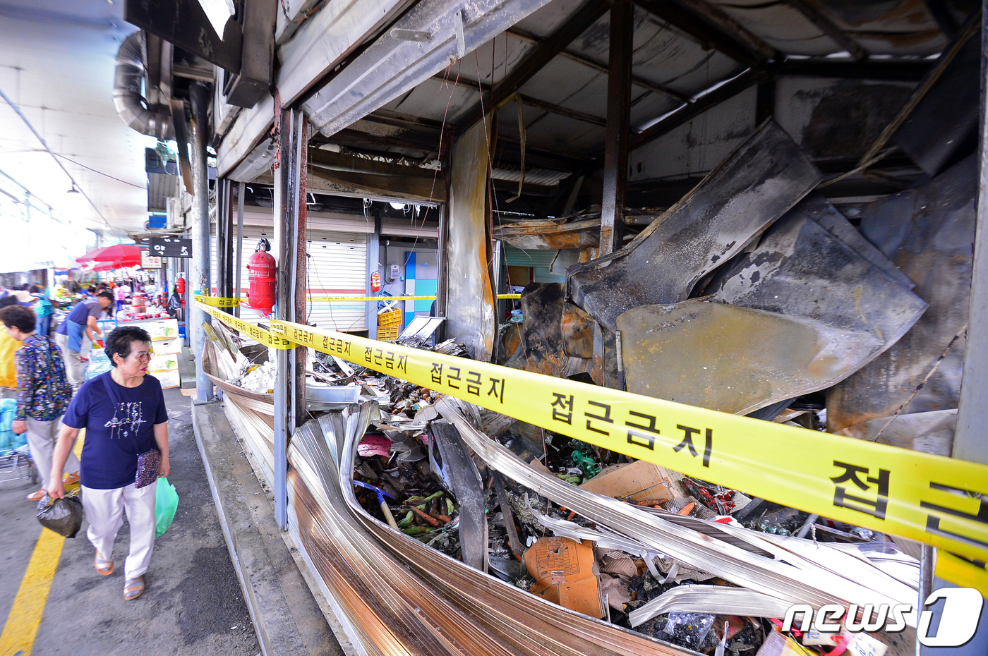 형체를 알아볼 수 없는 과일가게