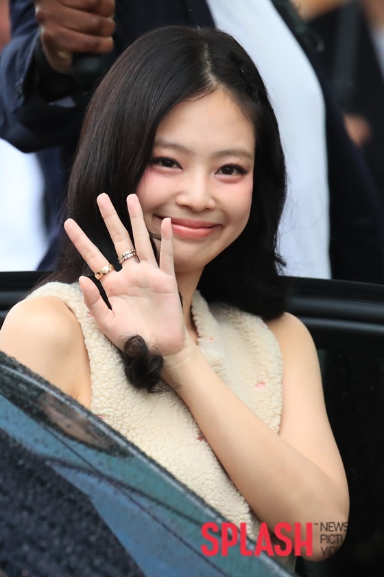 블랙핑크 제니, 파리서 과감한 망사 스타킹 패션…완벽 미모에 각선미까지 [N샷]