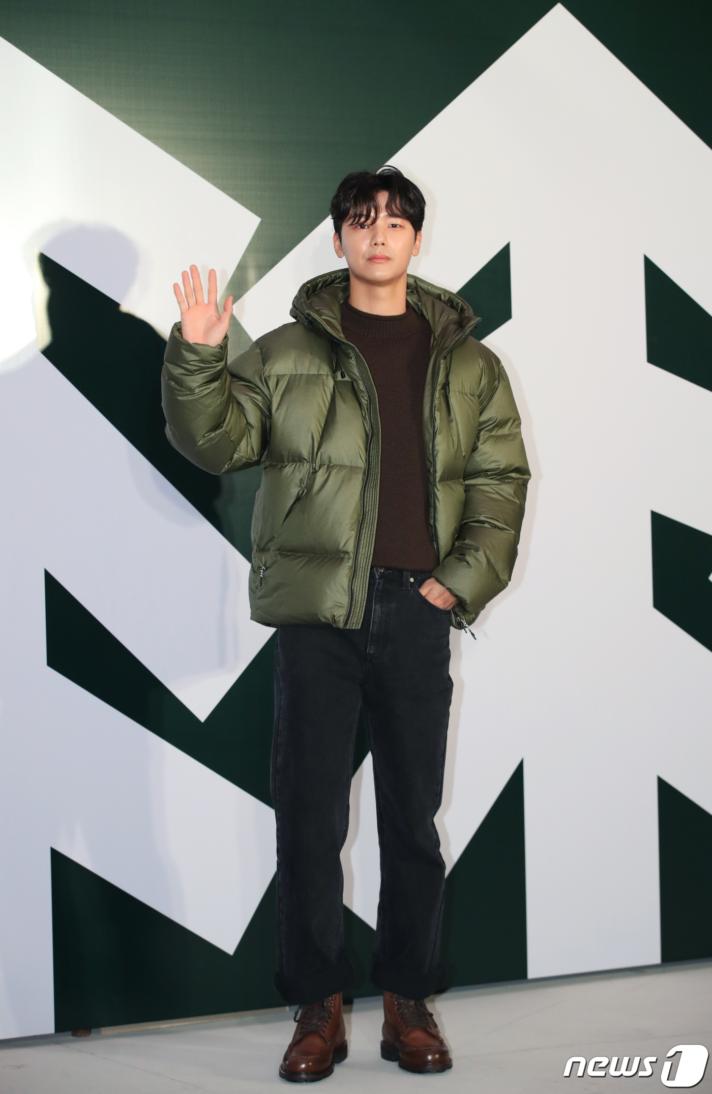 씨엔블루 강민혁, 근사한 손 인사