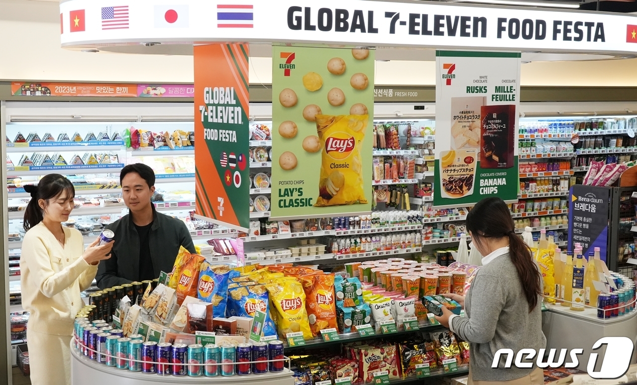 해외 인기 상품 한 자리에…세븐일레븐, 글로벌 인기 상품 단독 소싱