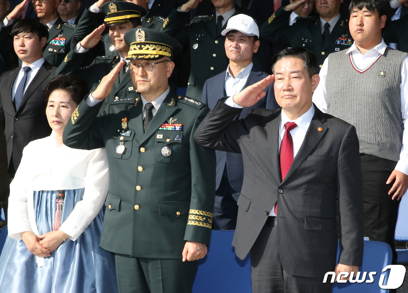 거수경례하는 국방장관-육군참모총장