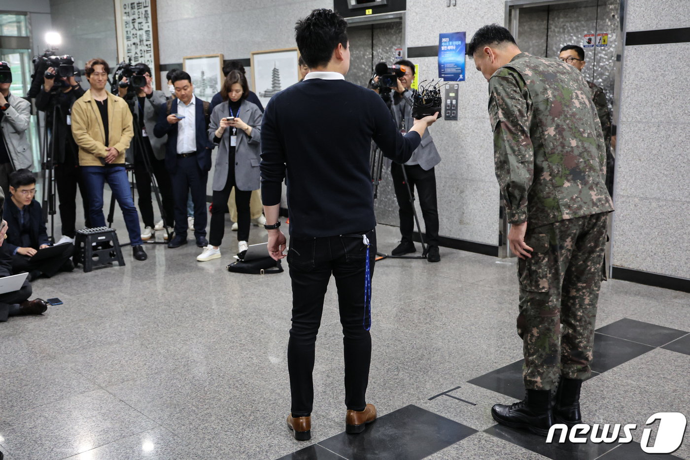 인사하는 김명수 합참의장 후보자