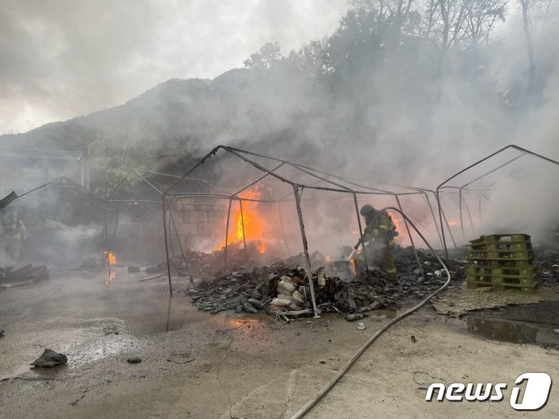 시흥 텐트 보관창고 화재 초진…인명피해 없어