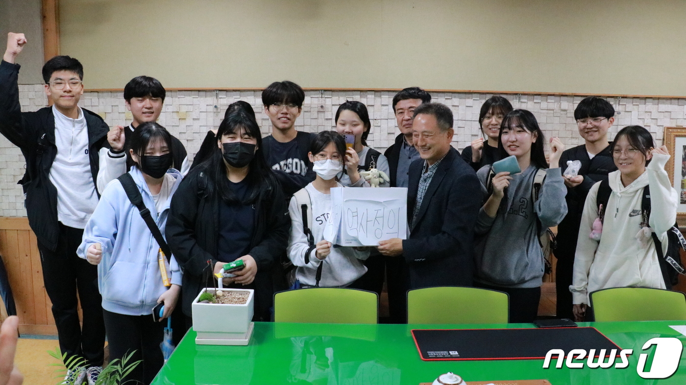 광주 유덕중학생들, 십시일반 모은 기부금 강제동원 피해자에 전달