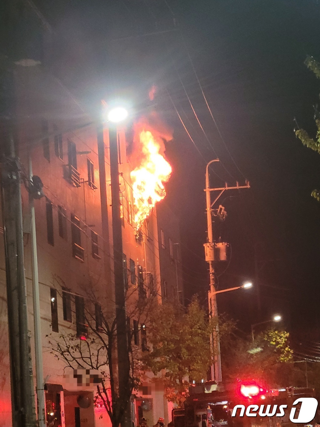 구미 다세대주택에 화재…입주민 3명 연기흡입