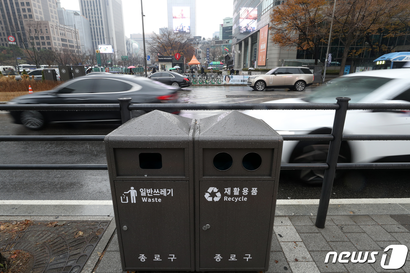 버스정류장 옆 설치된 가로휴지통