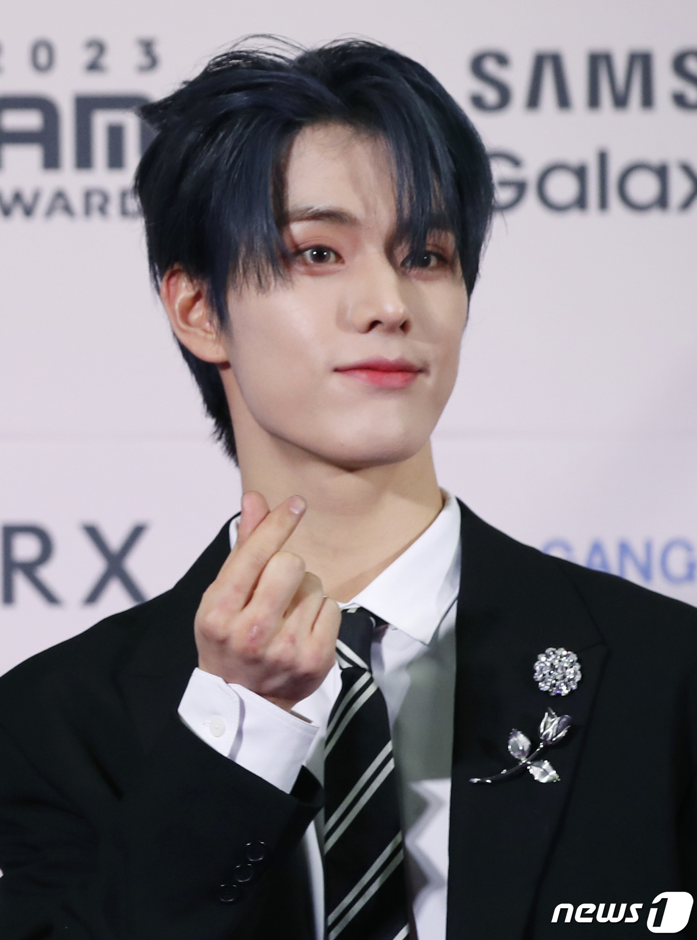 싸이커스 진식, 앙증맞은 손 하트
