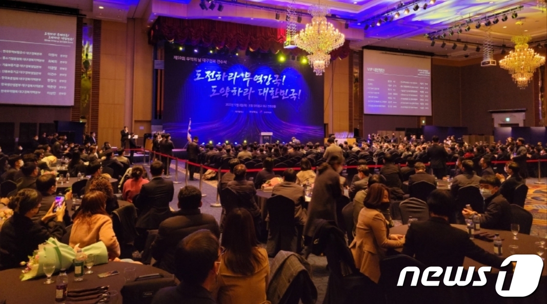 대구·경북 무역 역군 55명 정부 포상…엘앤에프 대구 첫 40억불탑