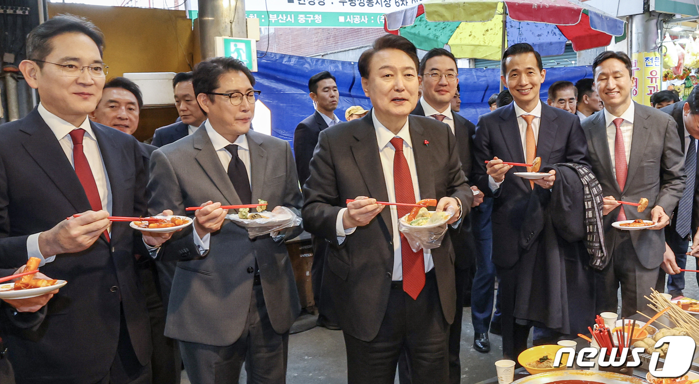 윤석열 대통령, 기업 총수들과 깡통시장 방문