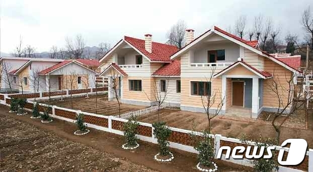 새 살림집 받은 북한 농업근로자들 알곡 증산으로 보답