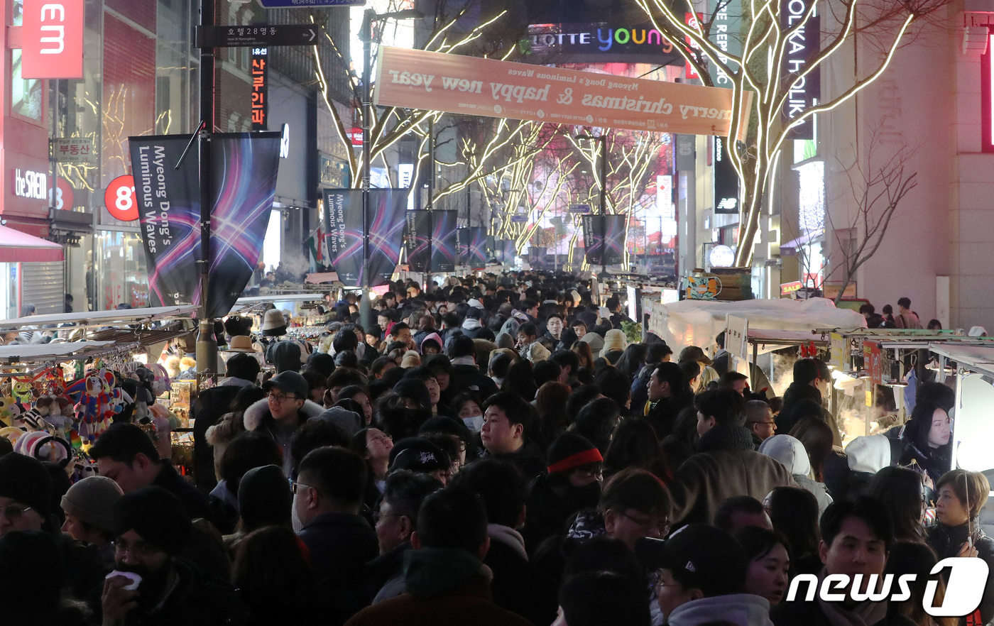크리스마스 인파로 붐비는 명동