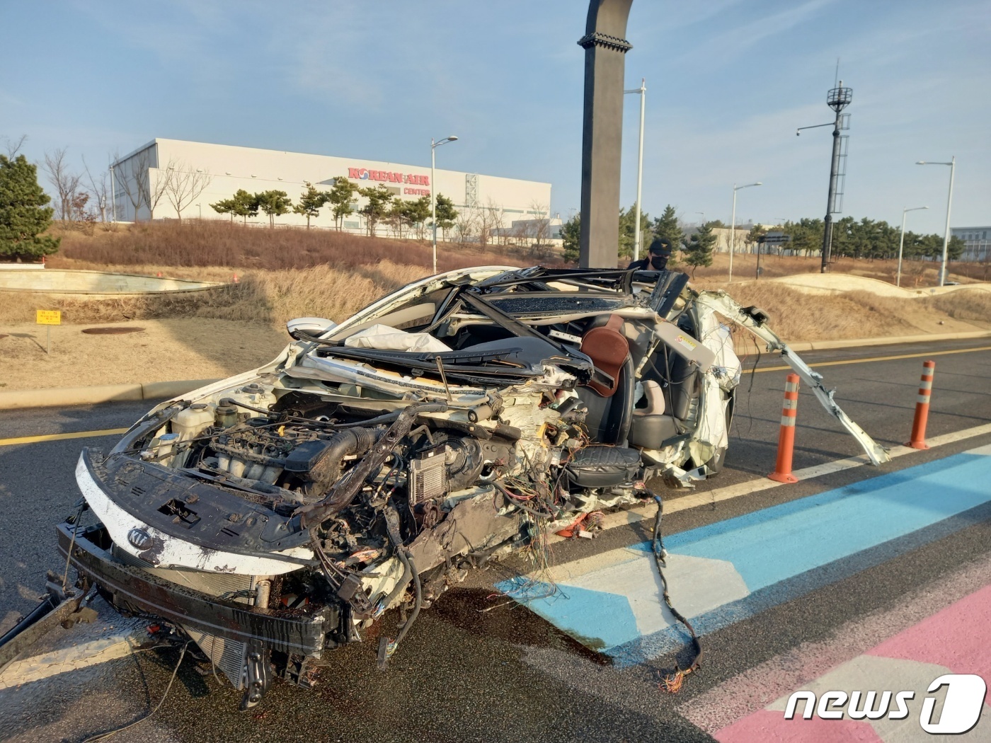 제2여객터미널대로서 승용차 전광판 쇠기둥 충돌…40대 운전자 사망