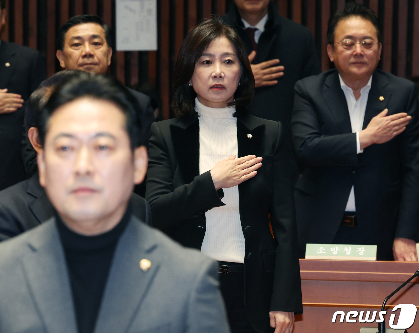 국기에 경례하는 허은아 의원