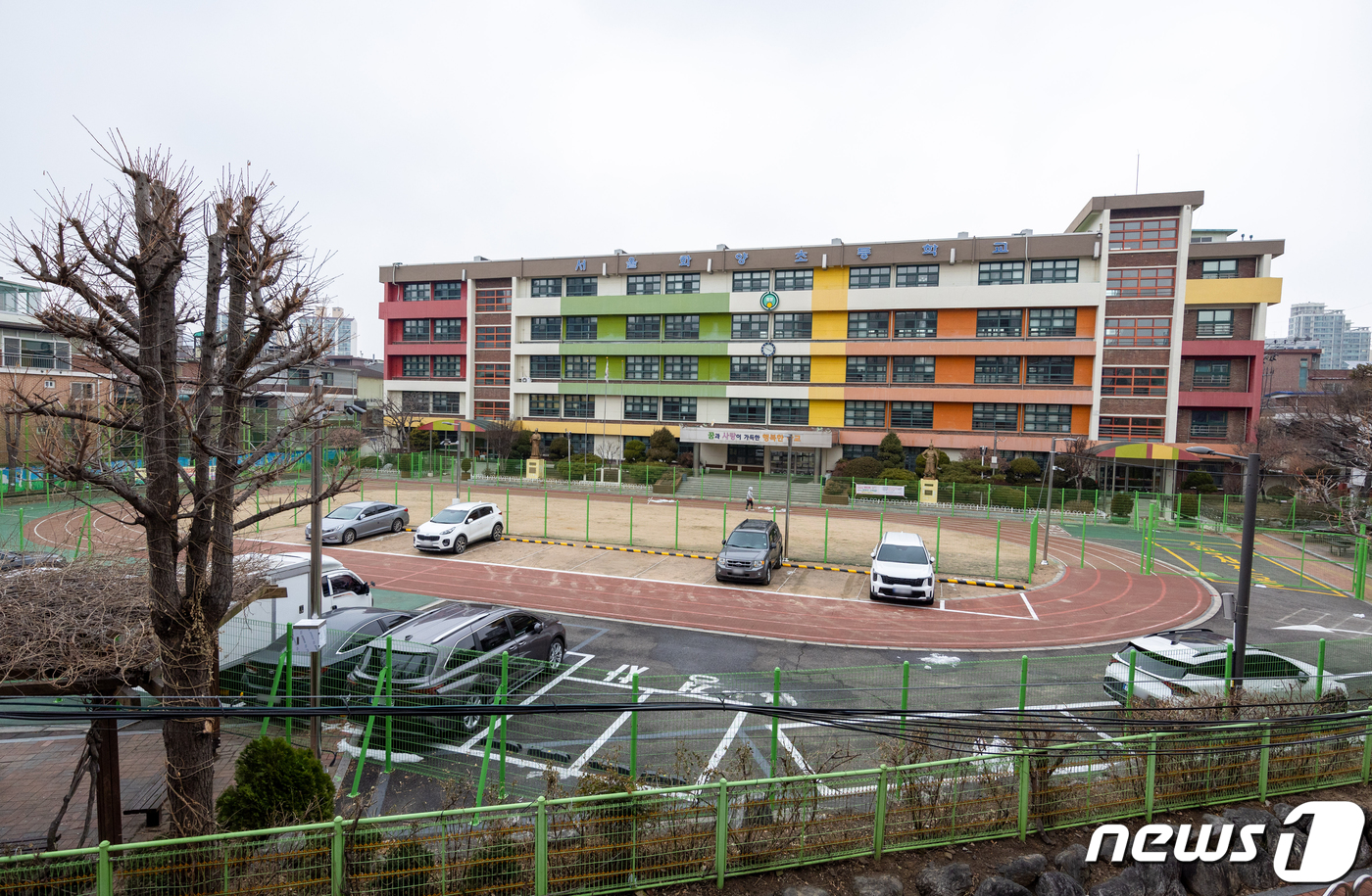 주차장으로 사용되는 화양초등학교