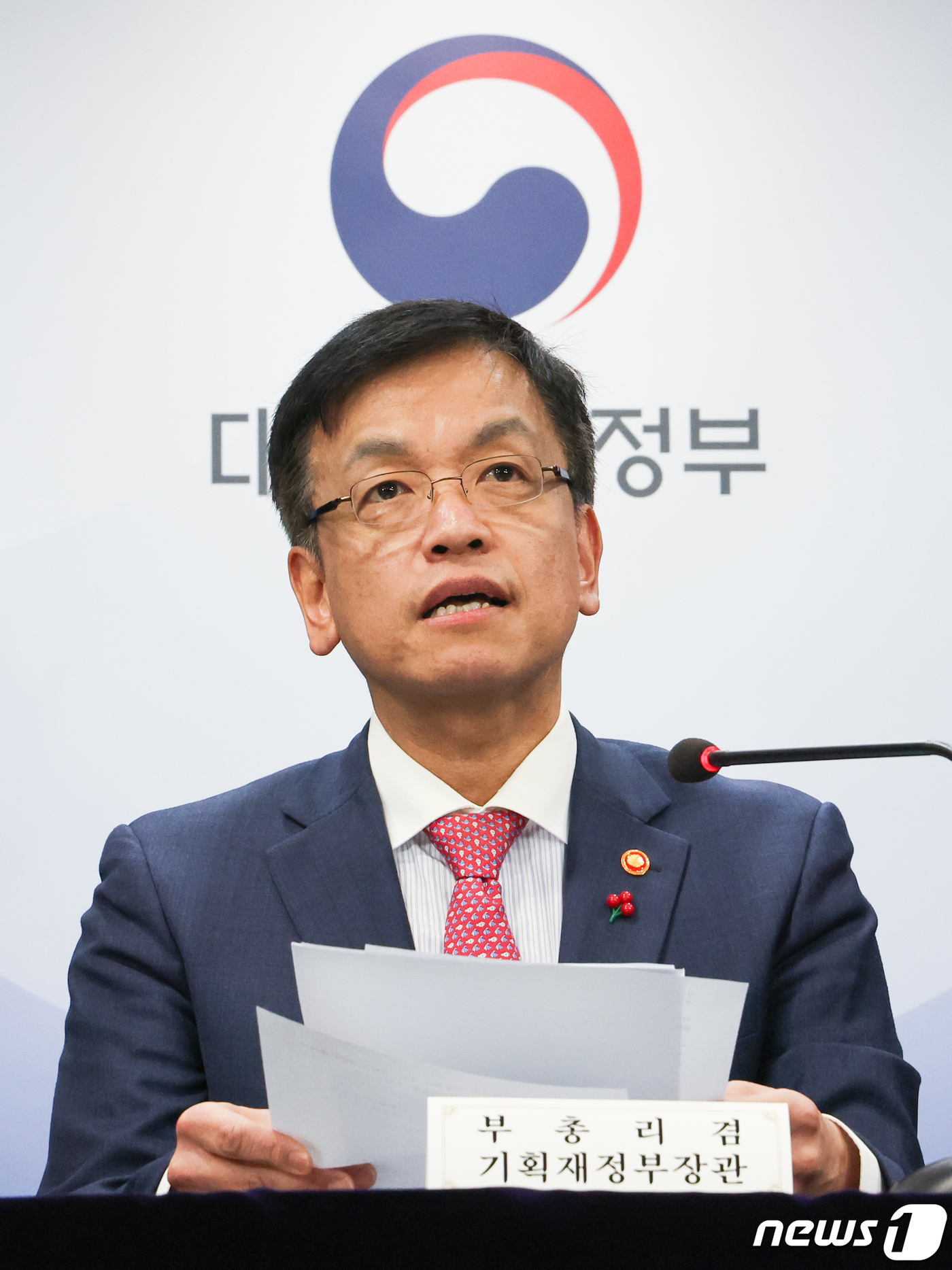 정부, 올해 성장 전망 2.4%→2.2% 하향…소비·건설투자 부진