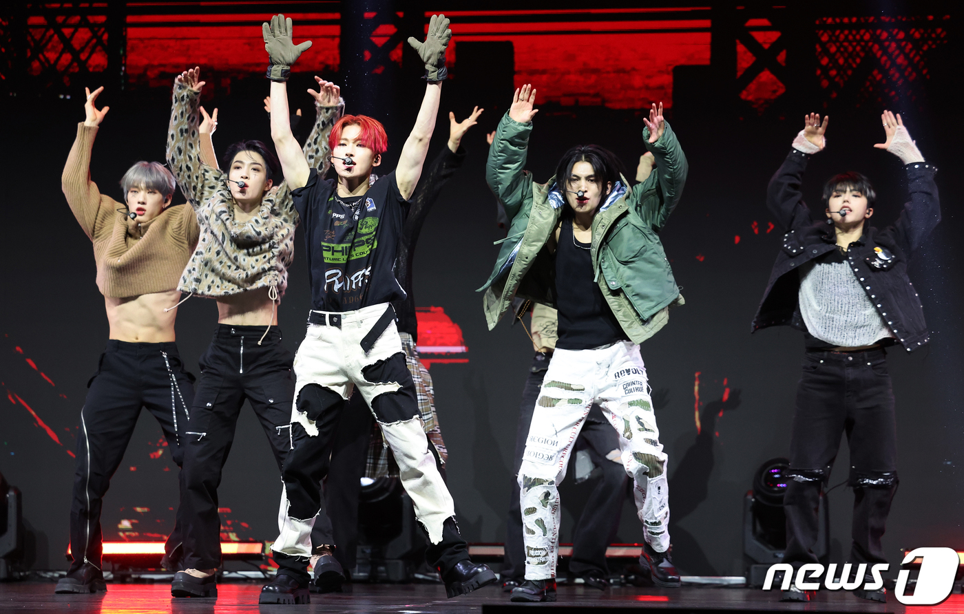 올아워즈(ALL(H)OURS), 손 머리 위로!