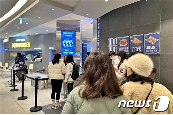 대전 갤러리아타임월드에 수제버거 ‘다운타우너’ 오픈