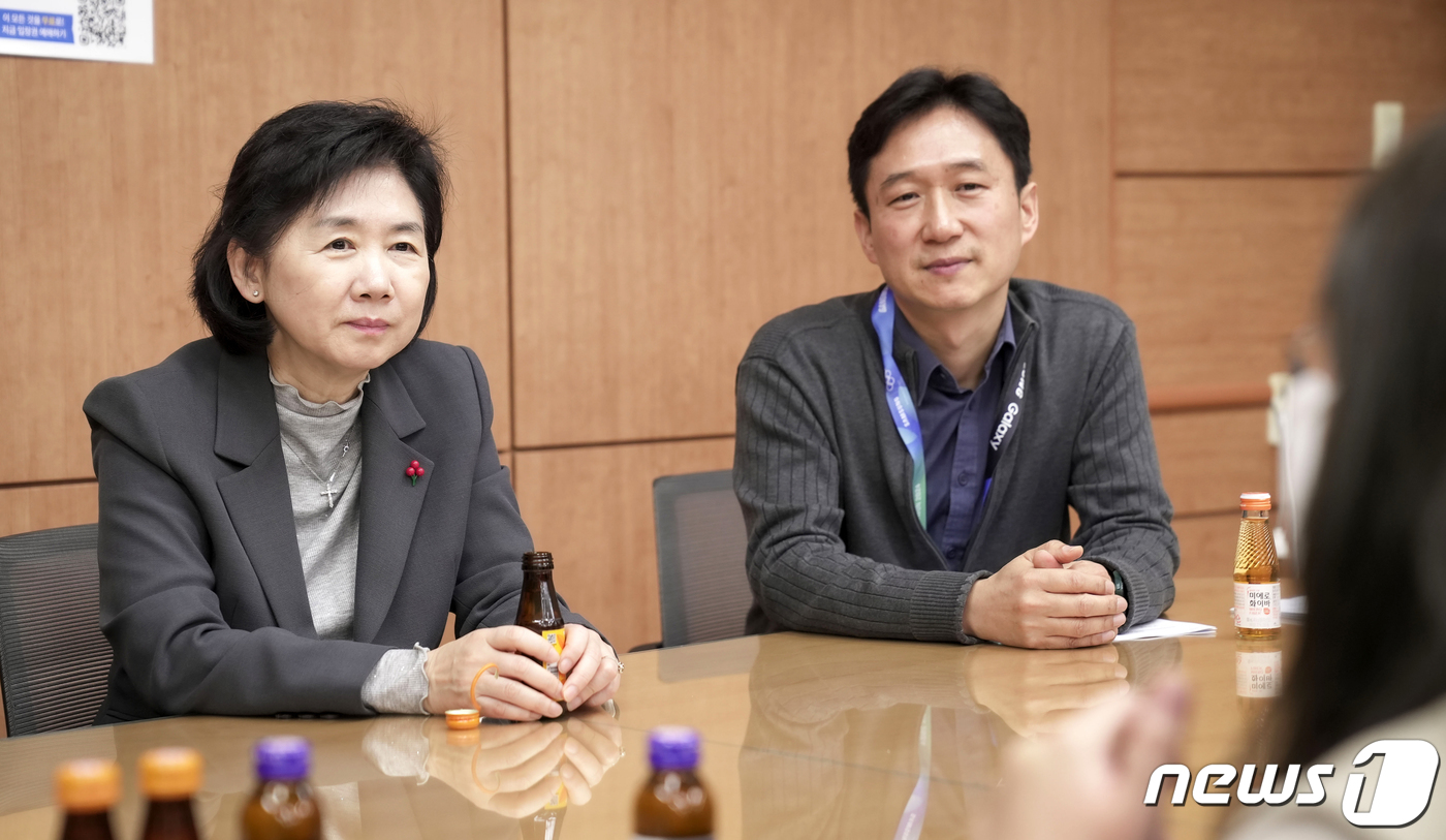 강릉시보건소 현장대응팀 격려하는 지영미 청장