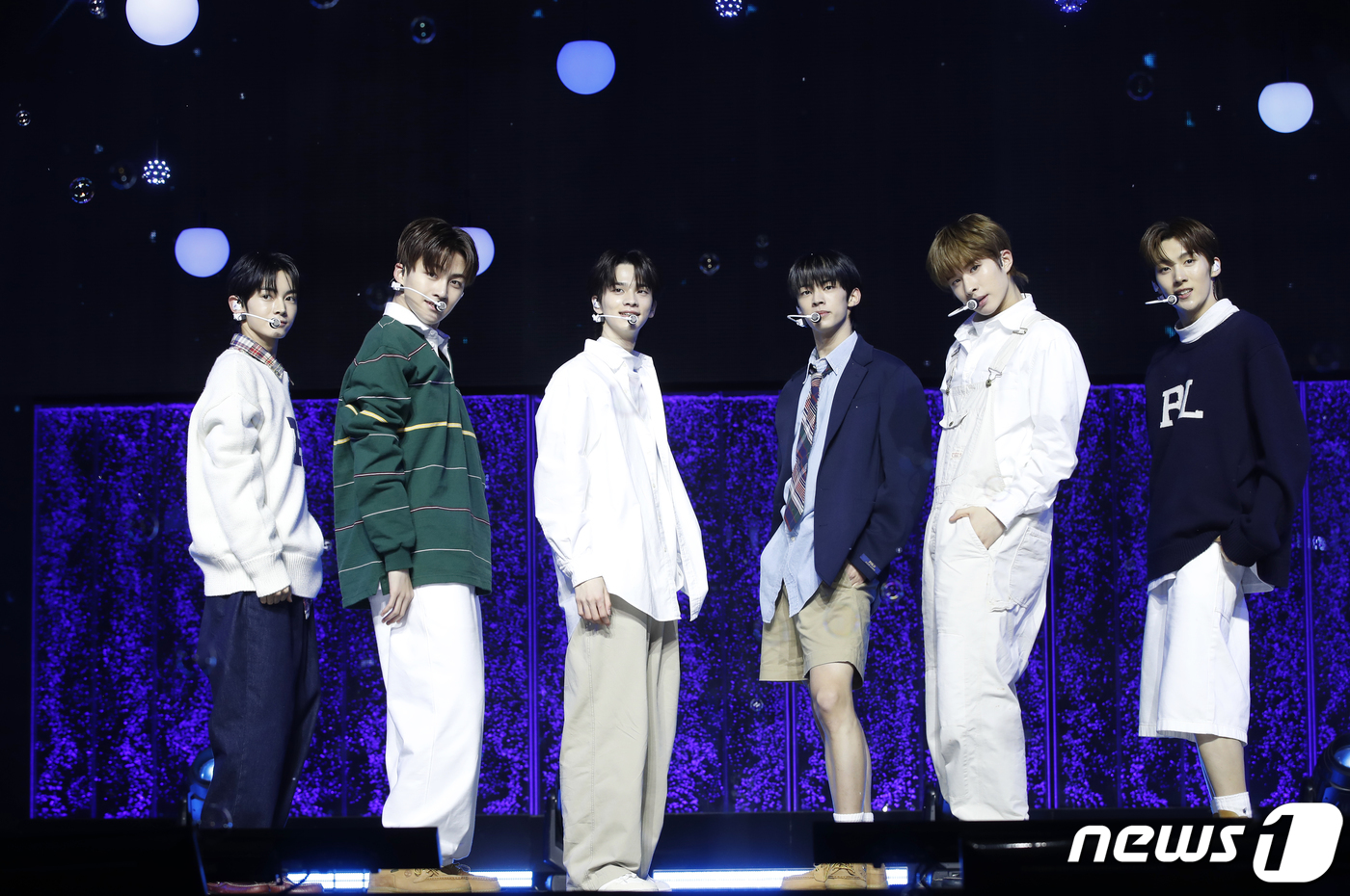 투어스, 세븐틴 동생 다운 무대