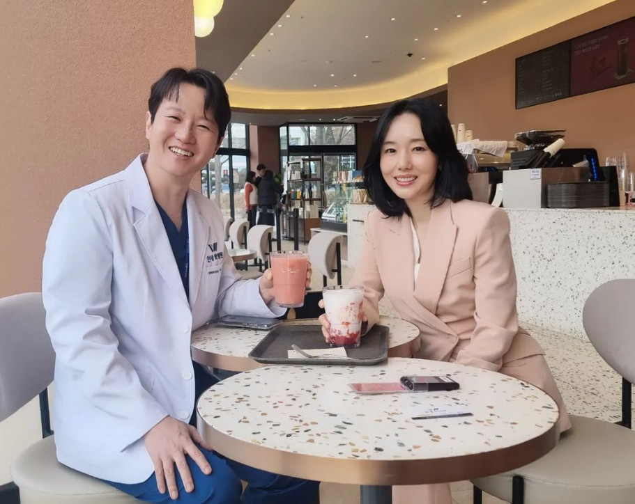 이정현, 연하 의사 남편과 데이트…닮은 동안 분위기 [N샷]