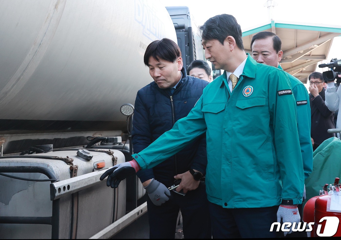 LPG 충전소 둘러보는 안덕근 장관