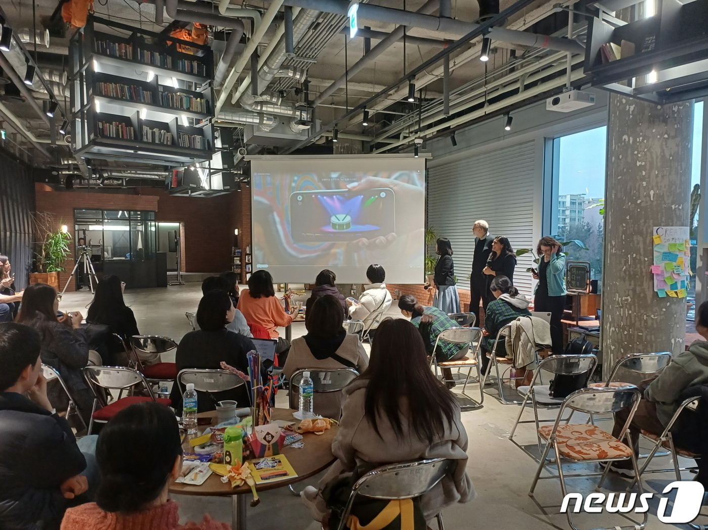 교육자 대상 블록 코딩 애플리케이션 옥토스튜디오 활용한 워크숍 모습