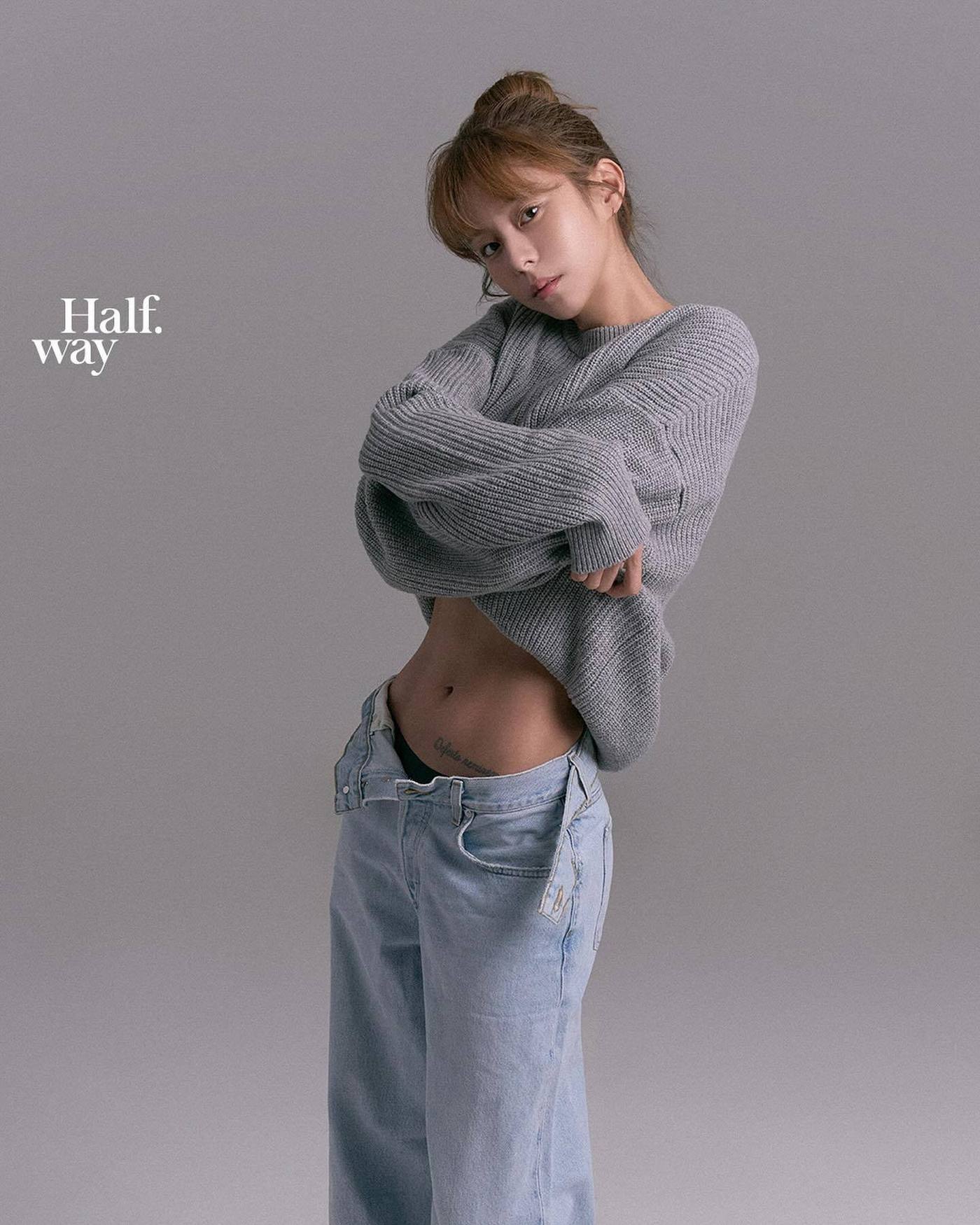 유이, 스웨터 올리고 복근 자랑…잘록한 허리 라인 [N샷]