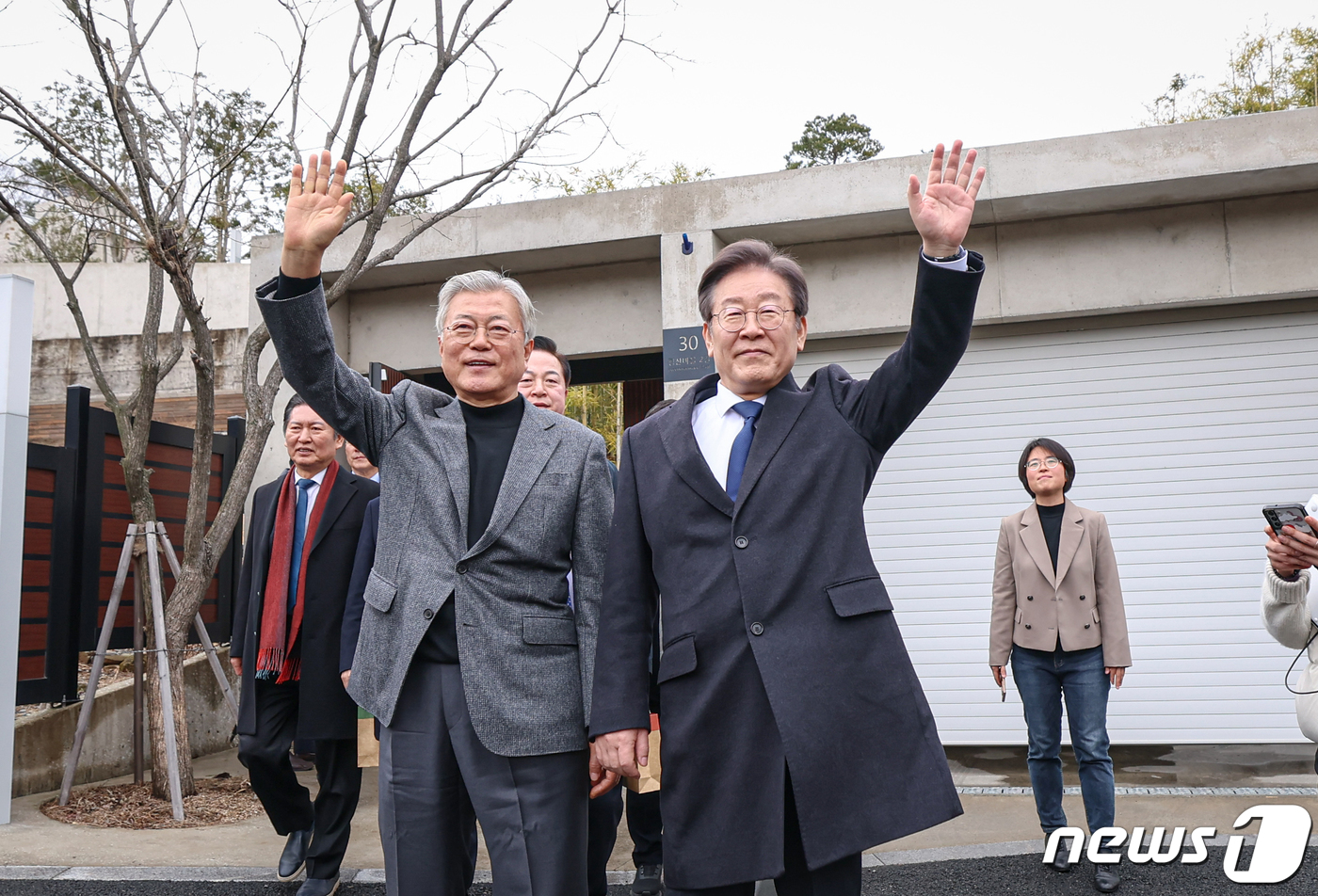 지지자들 향해 손 흔드는 문재인·이재명