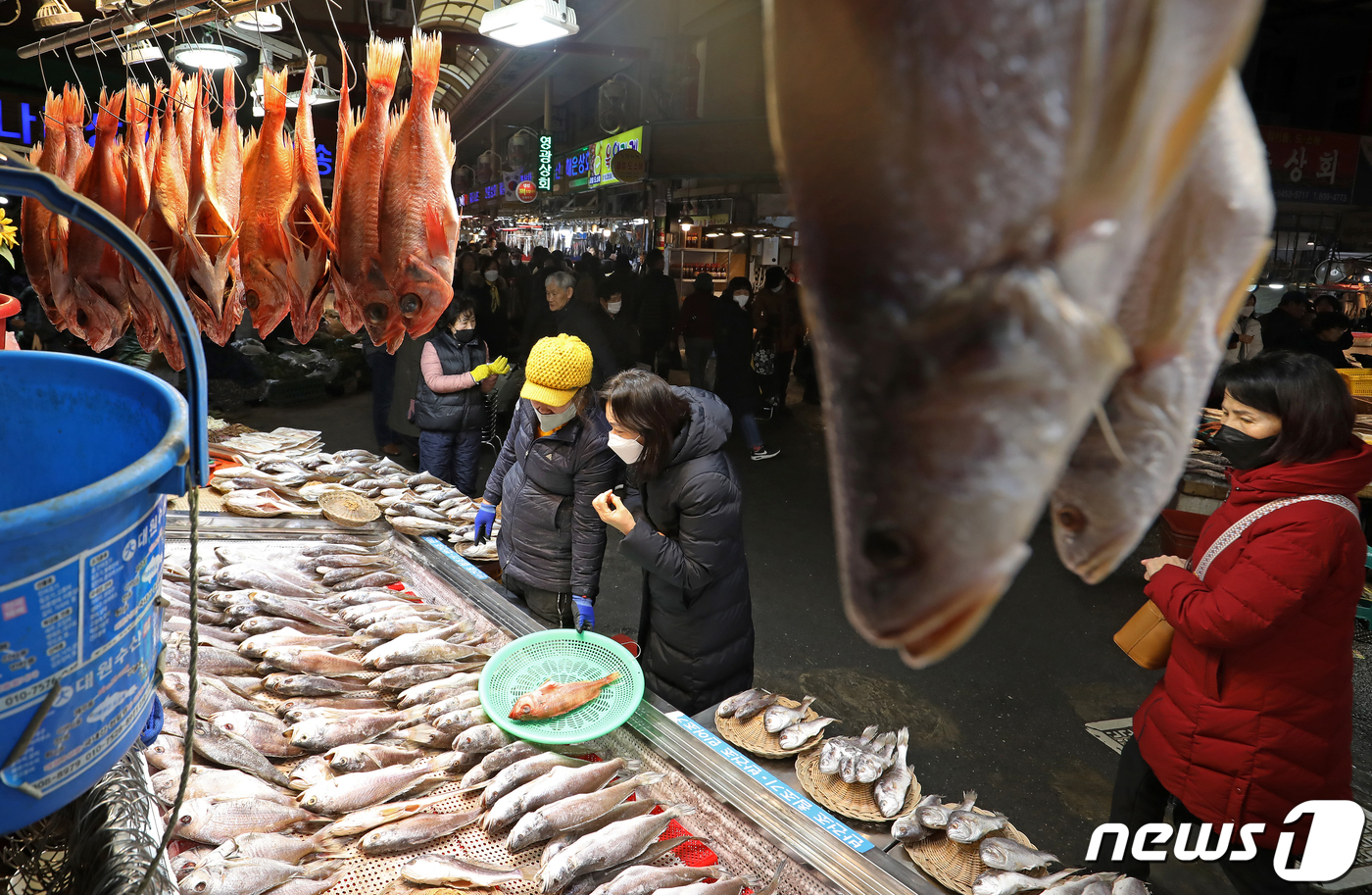 제수용품 구입하는 시민들