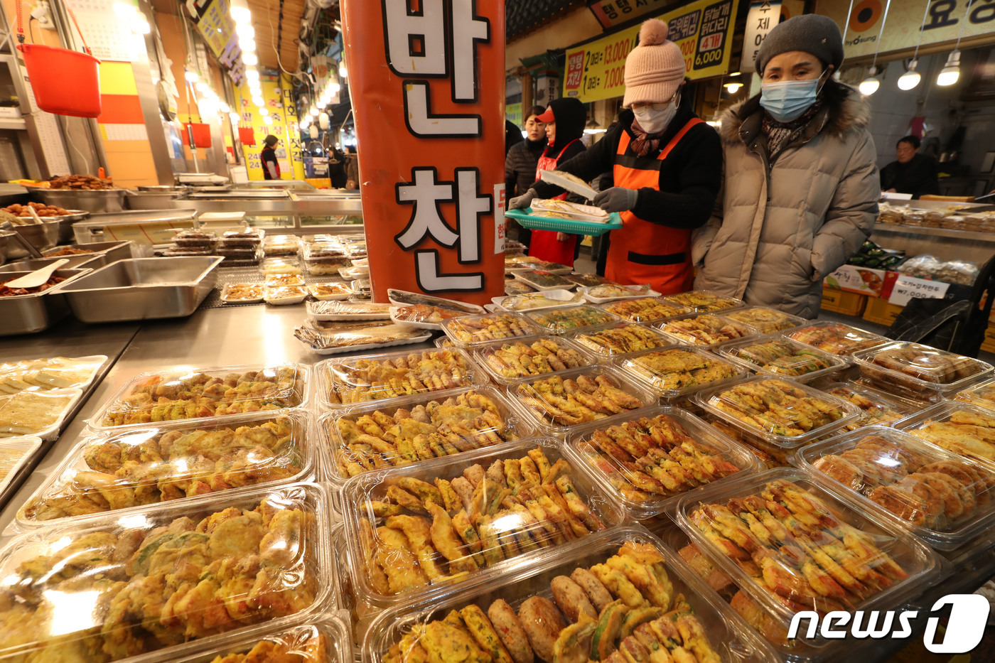 싸게 해줘 덤으로 하나 더 드릴게…행복 파고 사는 전통시장 명절 활기