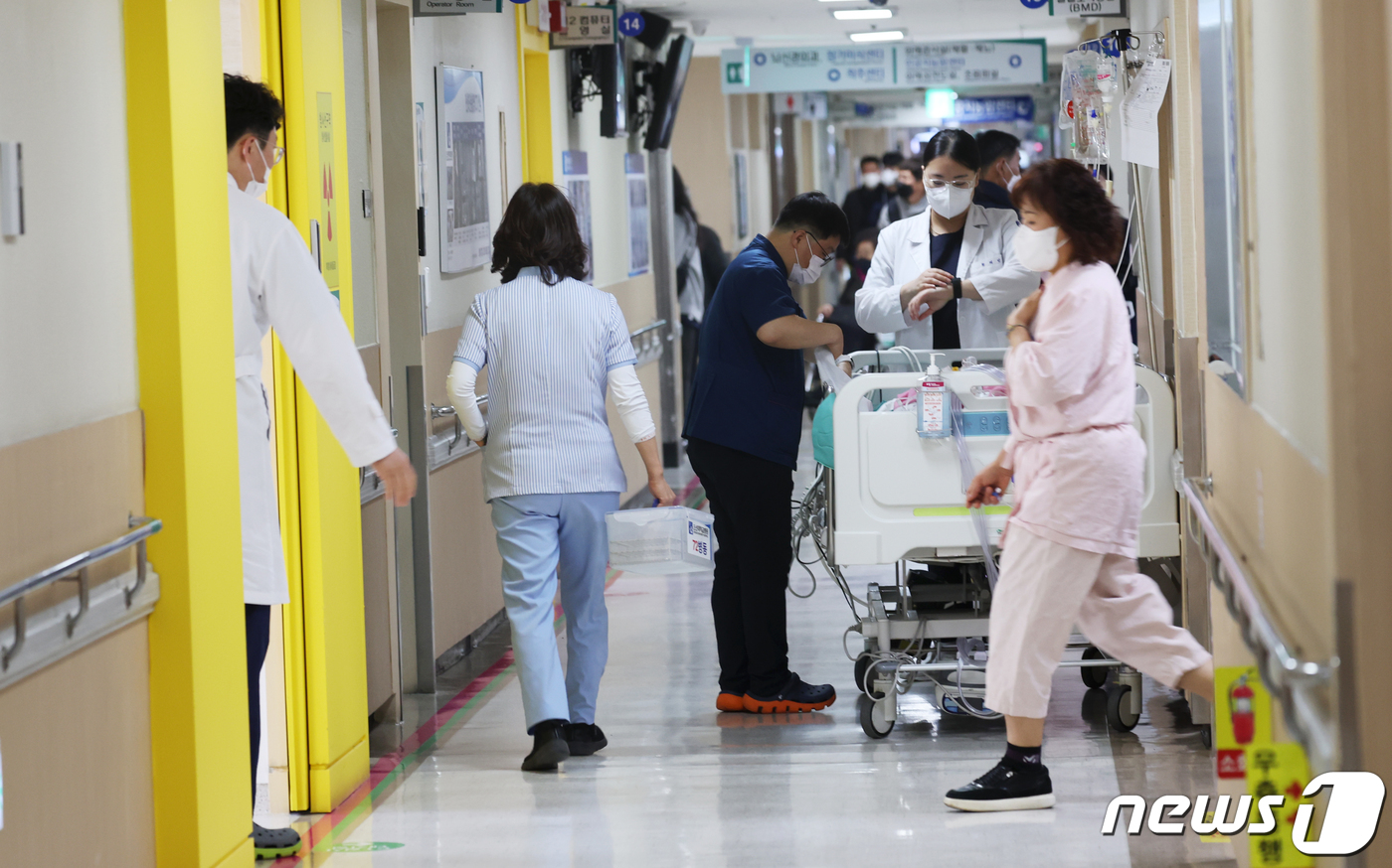 전공의 자리 메우는 교수들 몸 2개 아냐…2주 버틸 수 있을지 캄캄