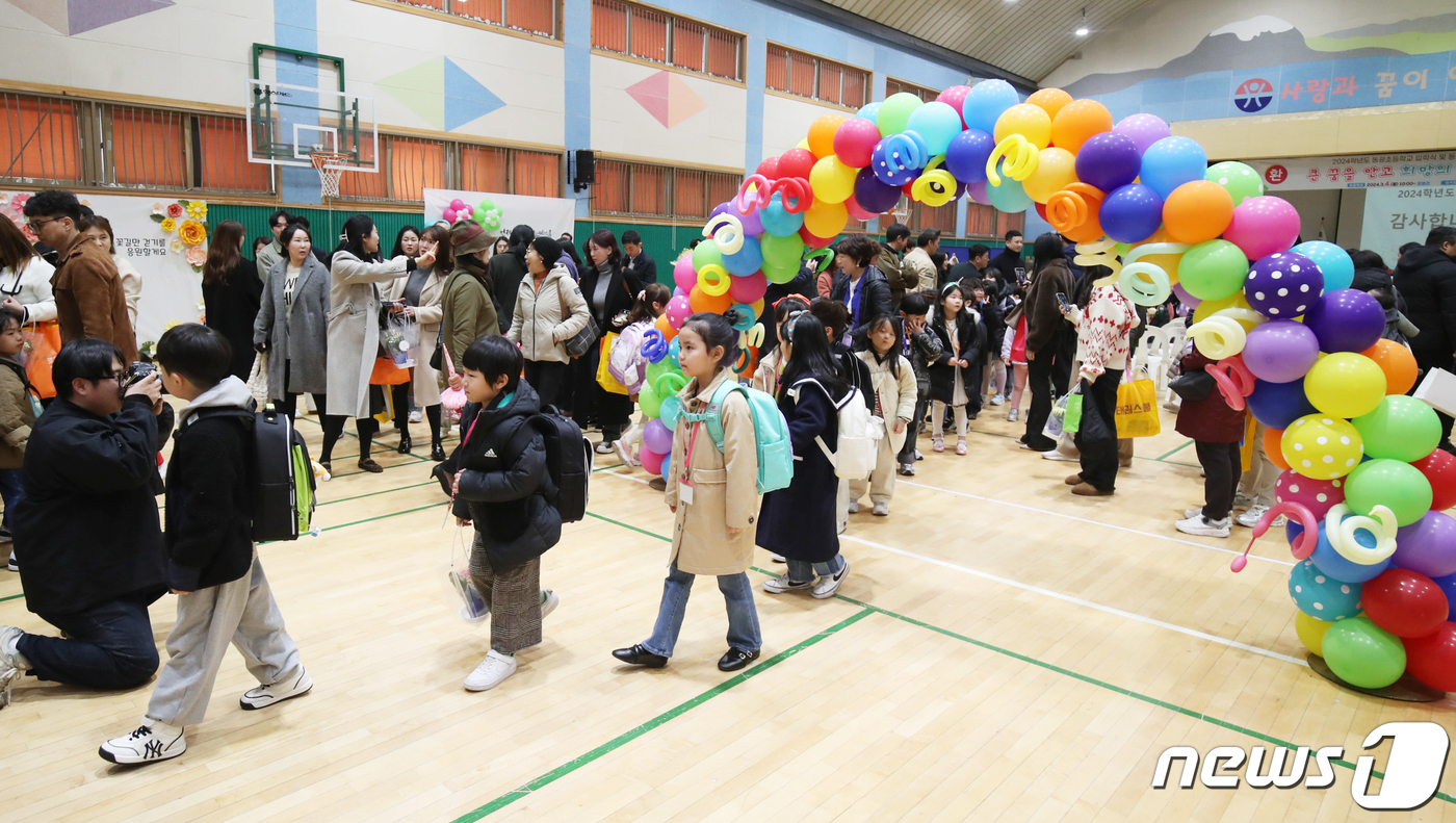[뉴스1 PICK]우리가 미래의 주인공 왕관 쓴 초등학교 입학식