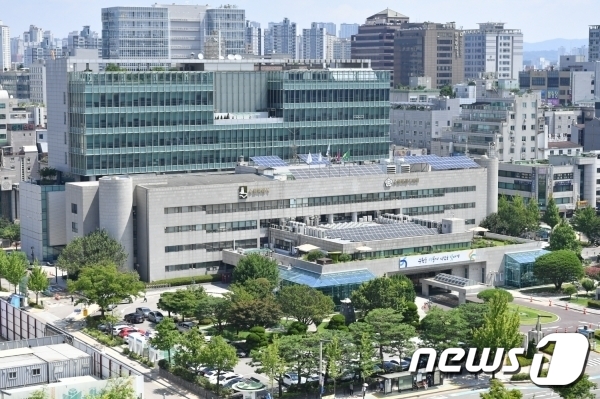 수원시, 2024년 성실납세자 선정…인증패 수여