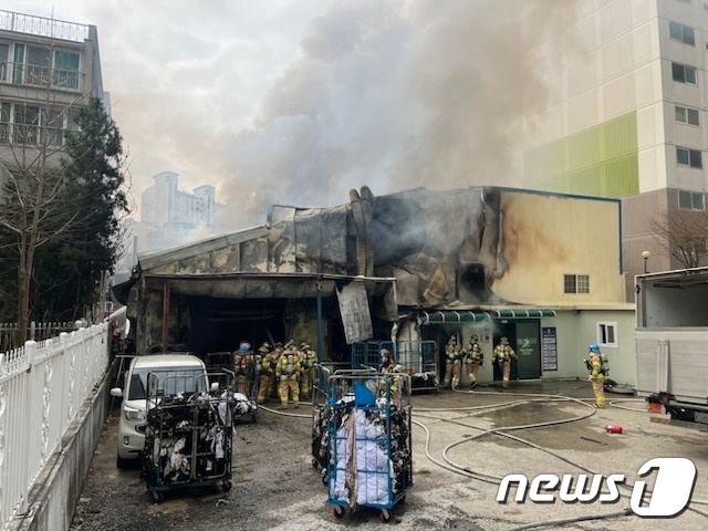 수원 장안구 세탁소 화재…60대 직원 부상