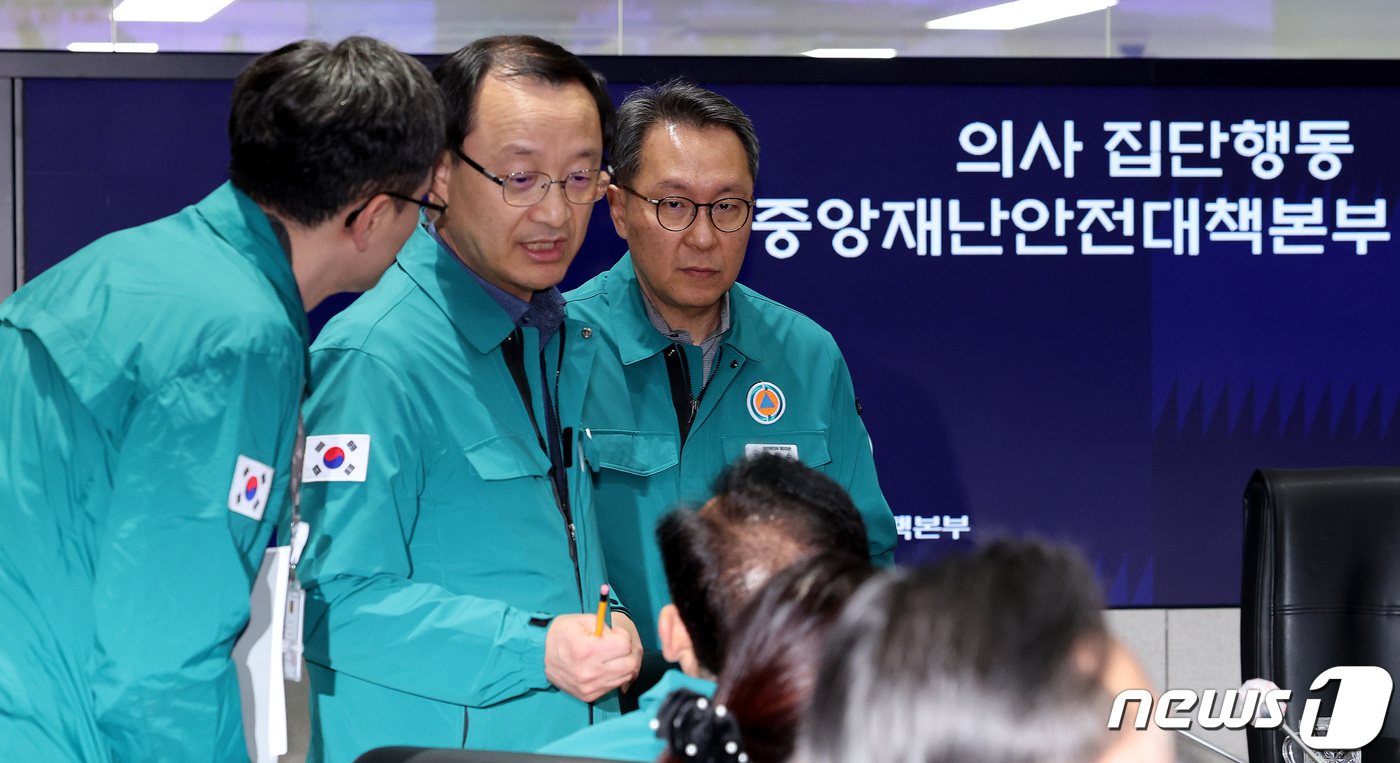 출구 찾지 못하는 의정갈등