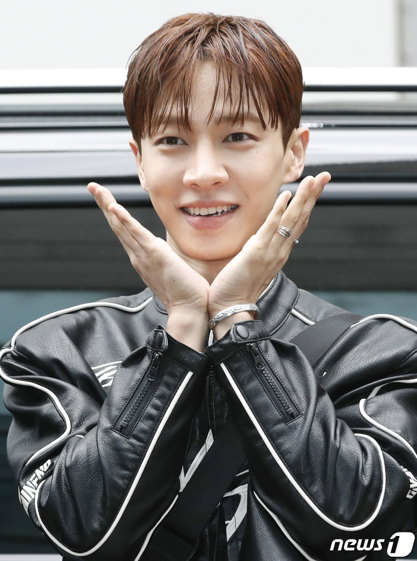 이기광, 오늘의 하이라이트는 꽃받침 포즈