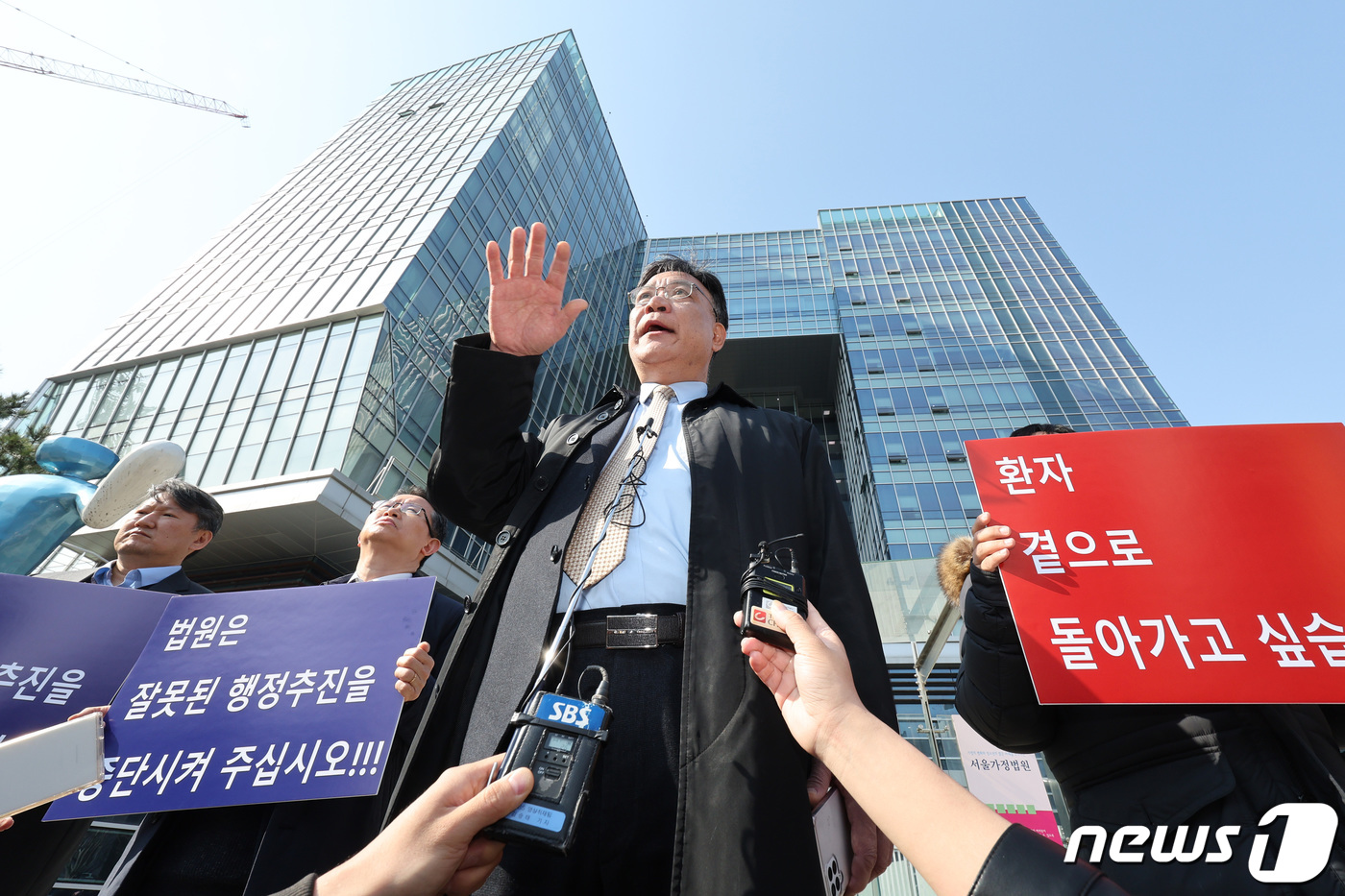 의대 증원 심문 입장 밝히는 이병철 변호사