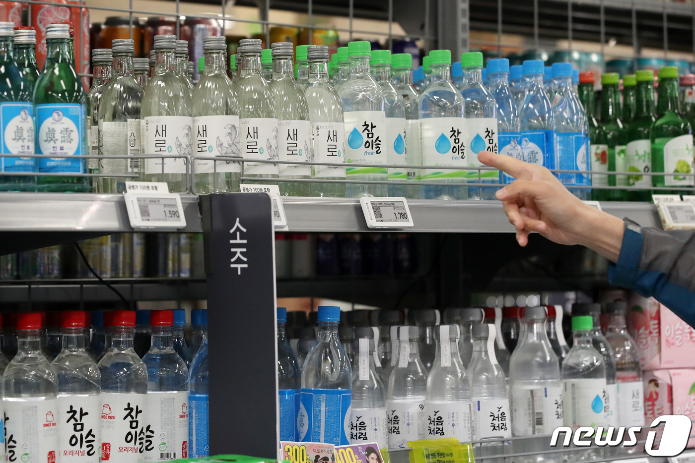 주정 회사만 배불렸다…물가상승 주범 지탄받던 소주업체 영업익은 뚝