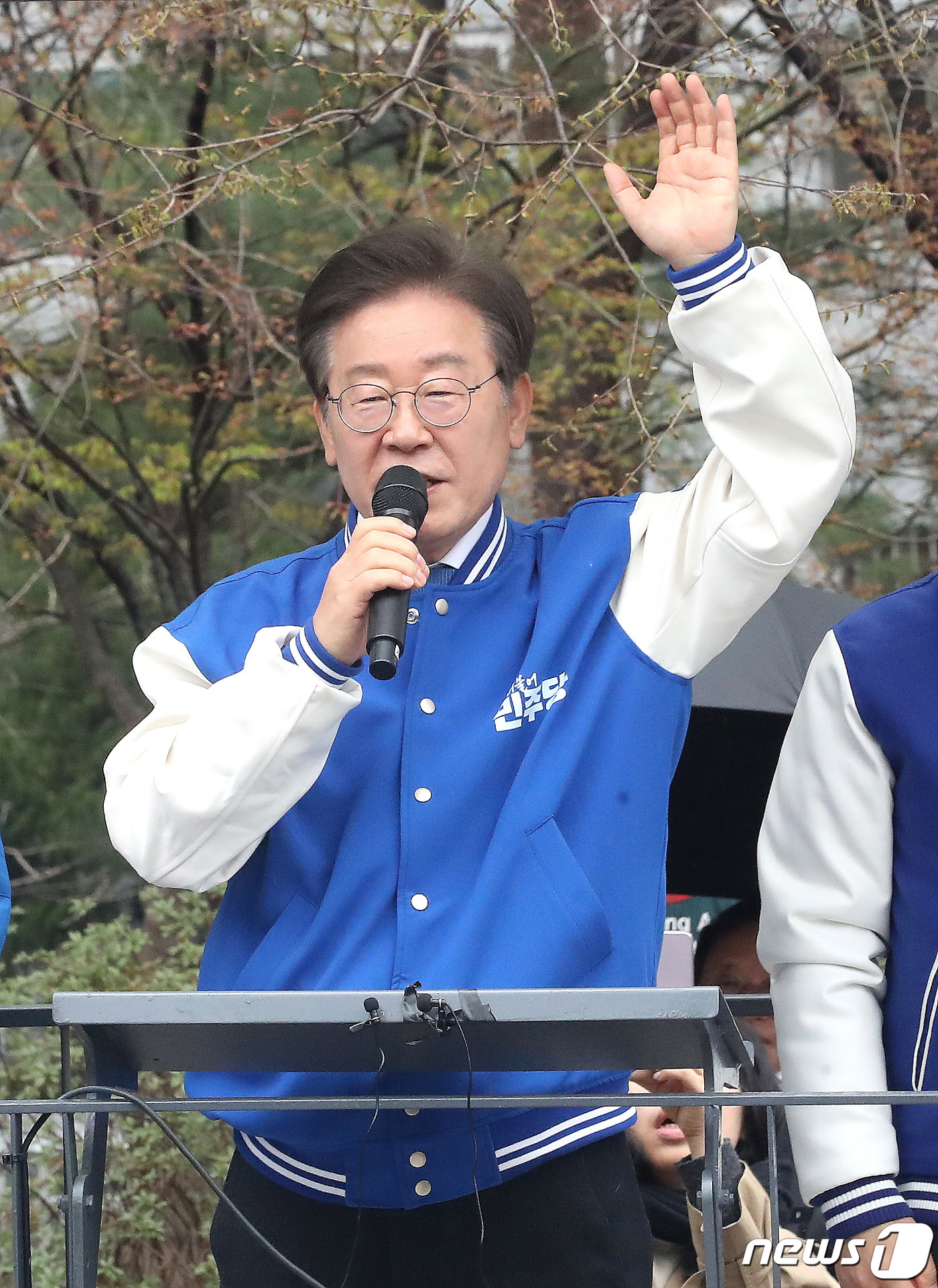 손 흔드는 이재명 대표